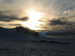 <눈밭으로 쏟아지는 석양>